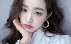 八重神子骑在旅行者身上